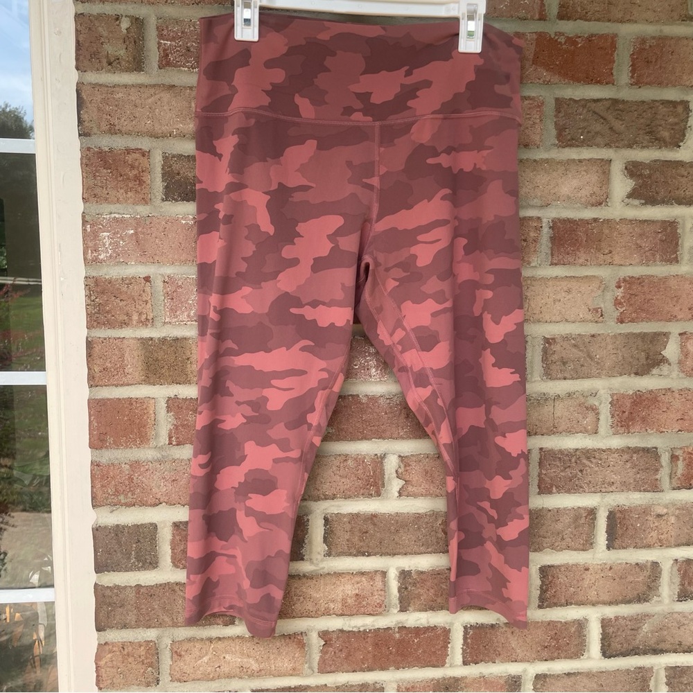 Lululemon pink camo cropped leggings Like New 16